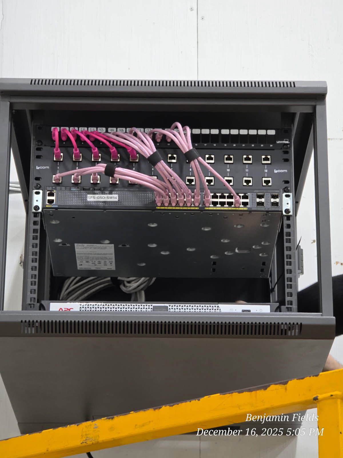 Wall-mounted network cabinet